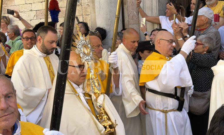 Spello, si chiudono le Infiorate 2026: migliaia di visitatori per la Processione del Corpus Domini e i tappeti floreali (foto+video) 2 Spello, si chiudono le Infiorate 2026: migliaia di visitatori per la Processione del Corpus Domini e i tappeti floreali (foto+video) 1