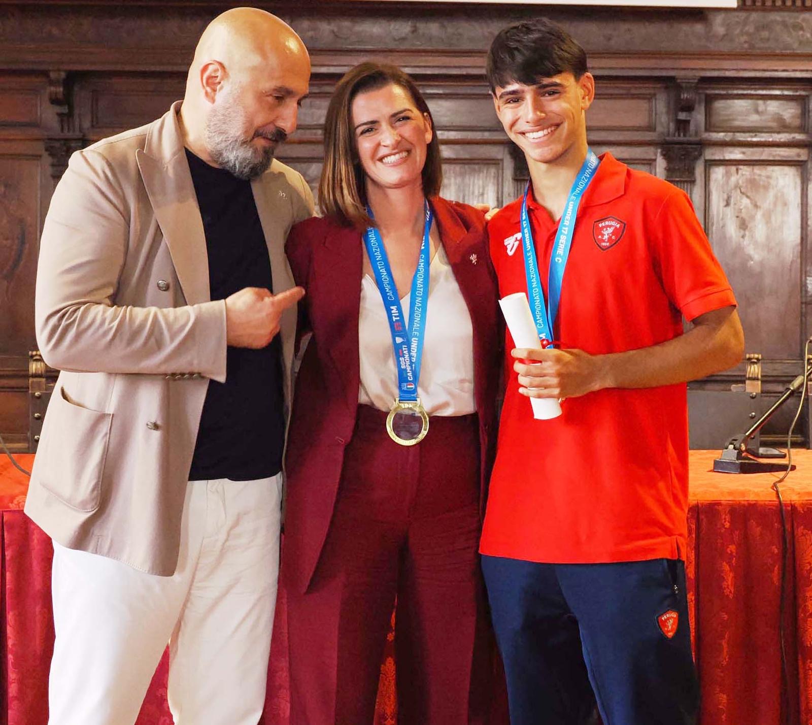 Perugia celebra i Campioni d’Italia Under 17: la Sala dei Notari accoglie i giovani biancorossi protagonisti di una pagina storica dello sport cittadino (foto) 4 Perugia celebra i Campioni d’Italia Under 17: la Sala dei Notari accoglie i giovani biancorossi protagonisti di una pagina storica dello sport cittadino (foto) 3