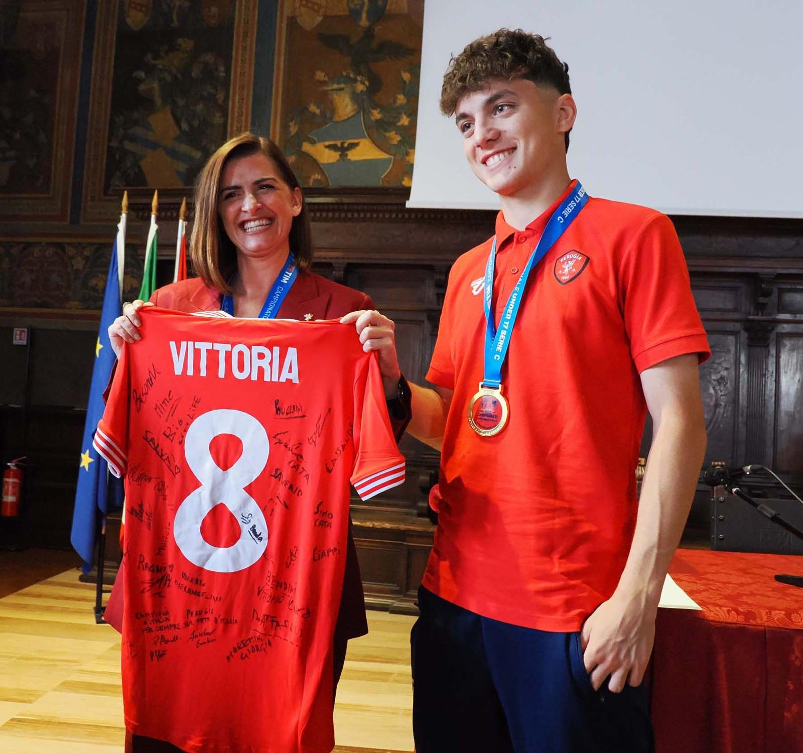 Perugia celebra i Campioni d’Italia Under 17: la Sala dei Notari accoglie i giovani biancorossi protagonisti di una pagina storica dello sport cittadino (foto) 16 Perugia celebra i Campioni d’Italia Under 17: la Sala dei Notari accoglie i giovani biancorossi protagonisti di una pagina storica dello sport cittadino (foto) 15