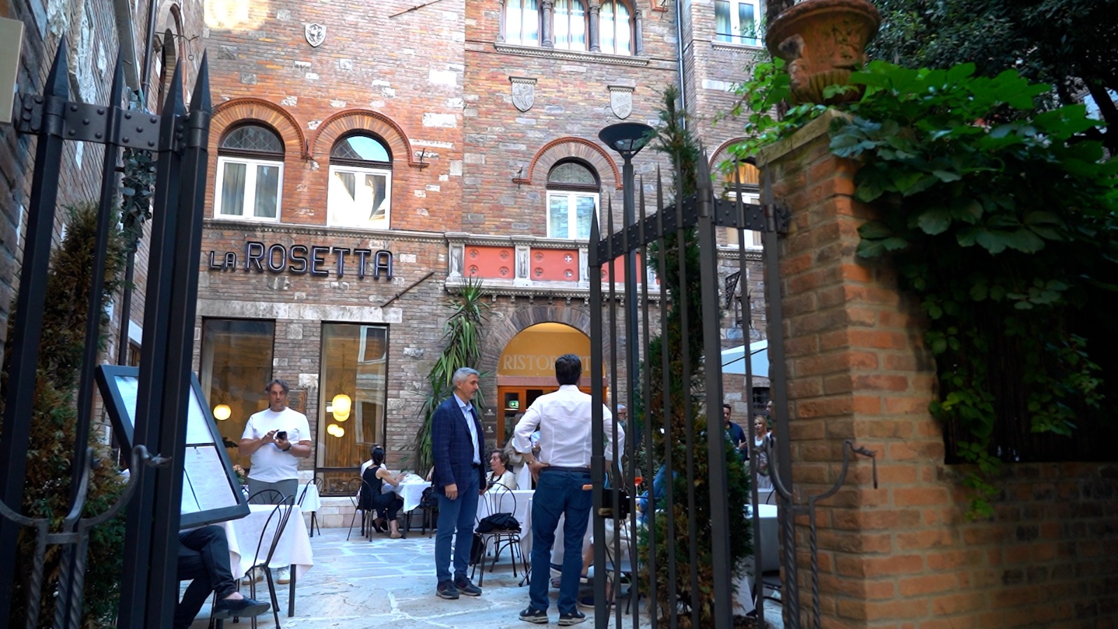 “Nota Zero”, MaMo trasforma il Rosetta Hotel in una partitura d’arte per Umbria Jazz 2026 12 “Nota Zero”, MaMo trasforma il Rosetta Hotel in una partitura d’arte per Umbria Jazz 2026 11