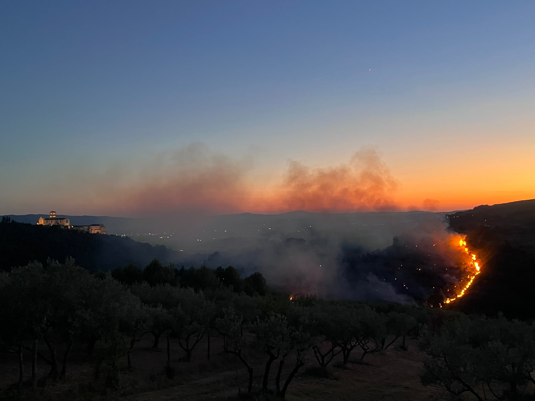 Maxi incendio ad Assisi, a fuoco l'area vicina al Bosco di San Francesco (foto e video) 10 Maxi incendio ad Assisi, a fuoco l'area vicina al Bosco di San Francesco (foto e video) 9