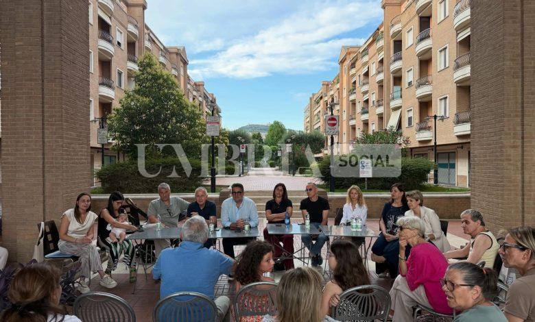Assisi, la giunta incontra cittadini e commercianti ai Portali: "Più controlli per sicurezza e decoro" 2 Assisi, la giunta incontra cittadini e commercianti ai Portali: "Più controlli per sicurezza e decoro" 1