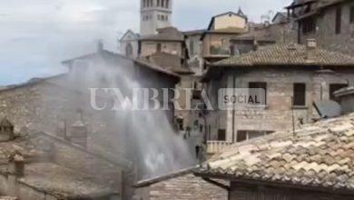 Assisi, la rete idrica perde ancora: a San Pietro va in scena il geyser (video) 13