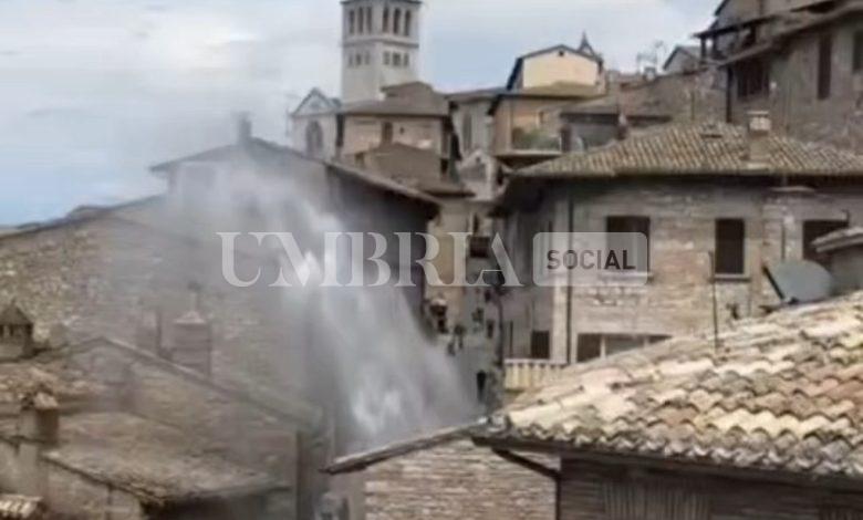 Assisi, la rete idrica perde ancora: a San Pietro va in scena il geyser (video) 2 Assisi, la rete idrica perde ancora: a San Pietro va in scena il geyser (video) 1