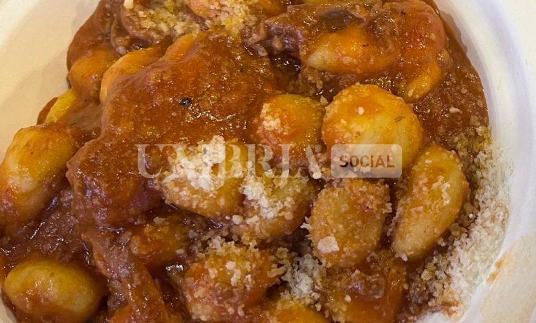 In attesa di Ferragosto, in Umbria torna il gusto della tradizione: gli gnocchi al sugo d’oca 2 In attesa di Ferragosto, in Umbria torna il gusto della tradizione: gli gnocchi al sugo d’oca 1