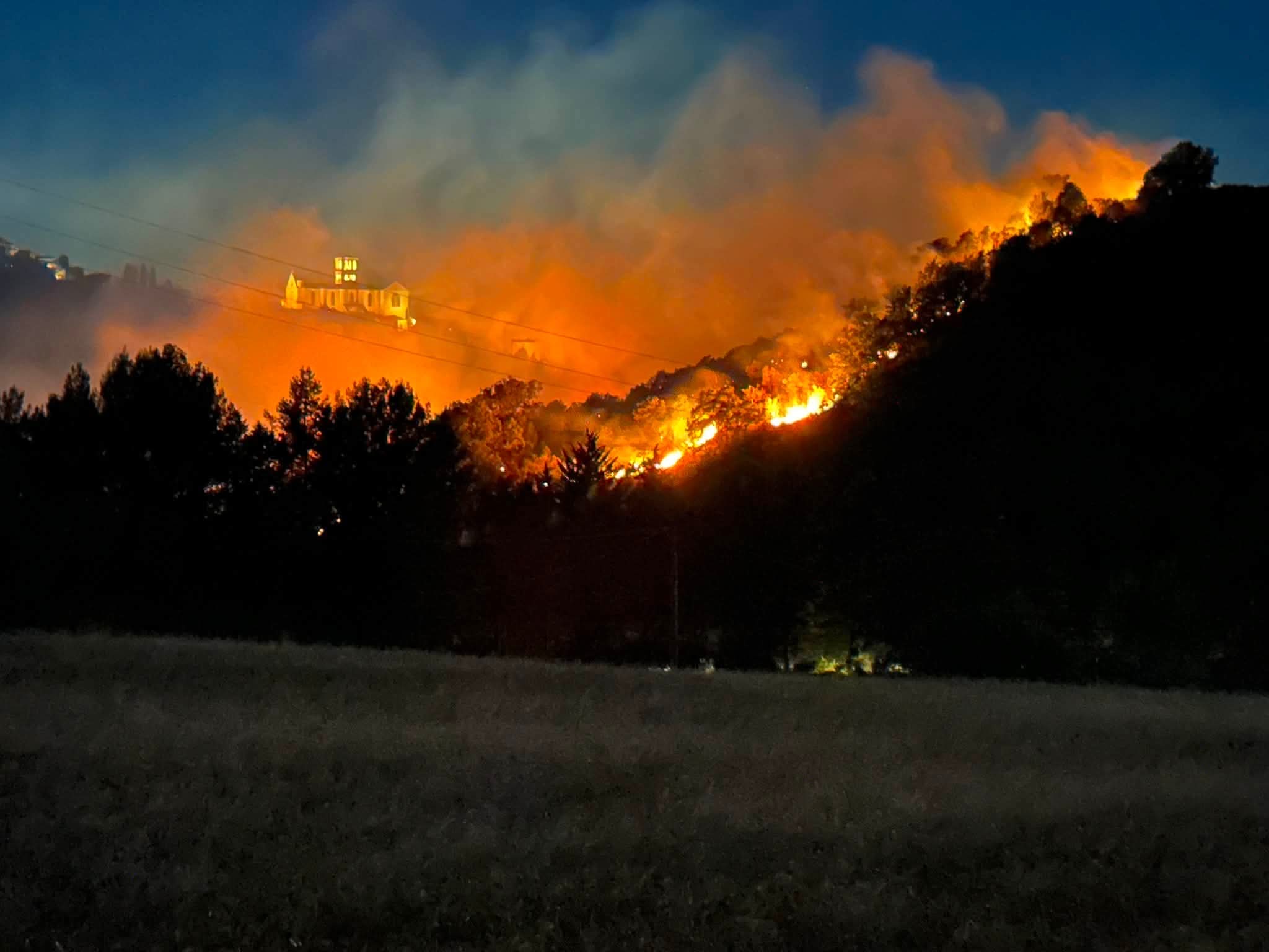 Maxi incendio ad Assisi, a fuoco l'area vicina al Bosco di San Francesco (foto e video) 6 Maxi incendio ad Assisi, a fuoco l'area vicina al Bosco di San Francesco (foto e video) 5