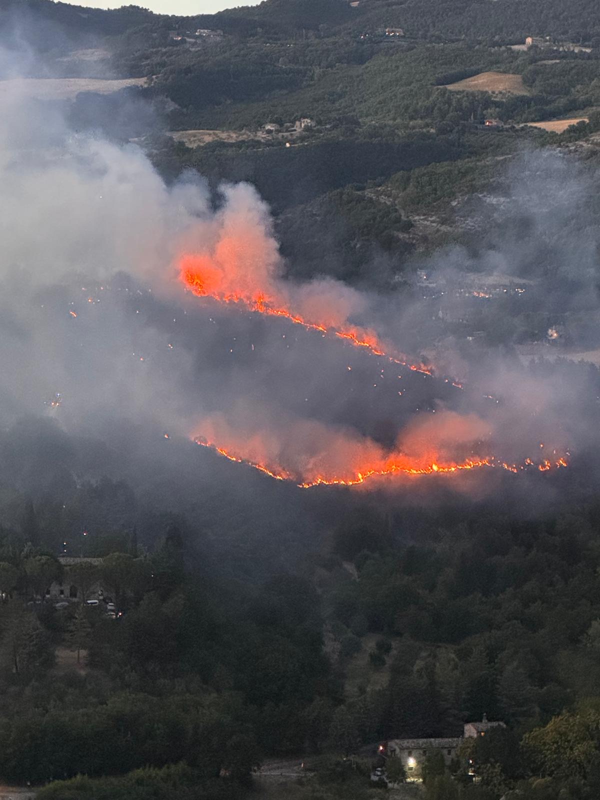 Maxi incendio ad Assisi, a fuoco l'area vicina al Bosco di San Francesco (foto e video) 12 Maxi incendio ad Assisi, a fuoco l'area vicina al Bosco di San Francesco (foto e video) 11