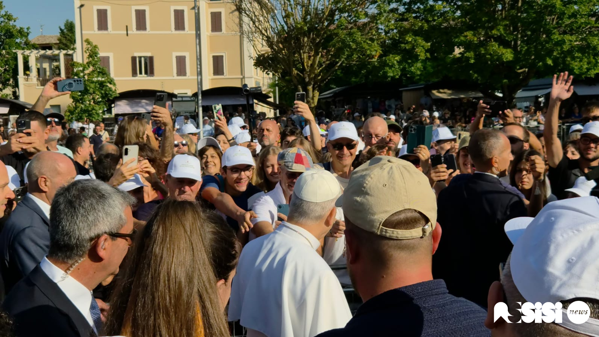 “Go!” diventa missione. Papa Leone XIV conclude ad Assisi il Franciscan Youth Meeting e affida ai giovani il Vangelo della fraternità 26 “Go!” diventa missione. Papa Leone XIV conclude ad Assisi il Franciscan Youth Meeting e affida ai giovani il Vangelo della fraternità 25