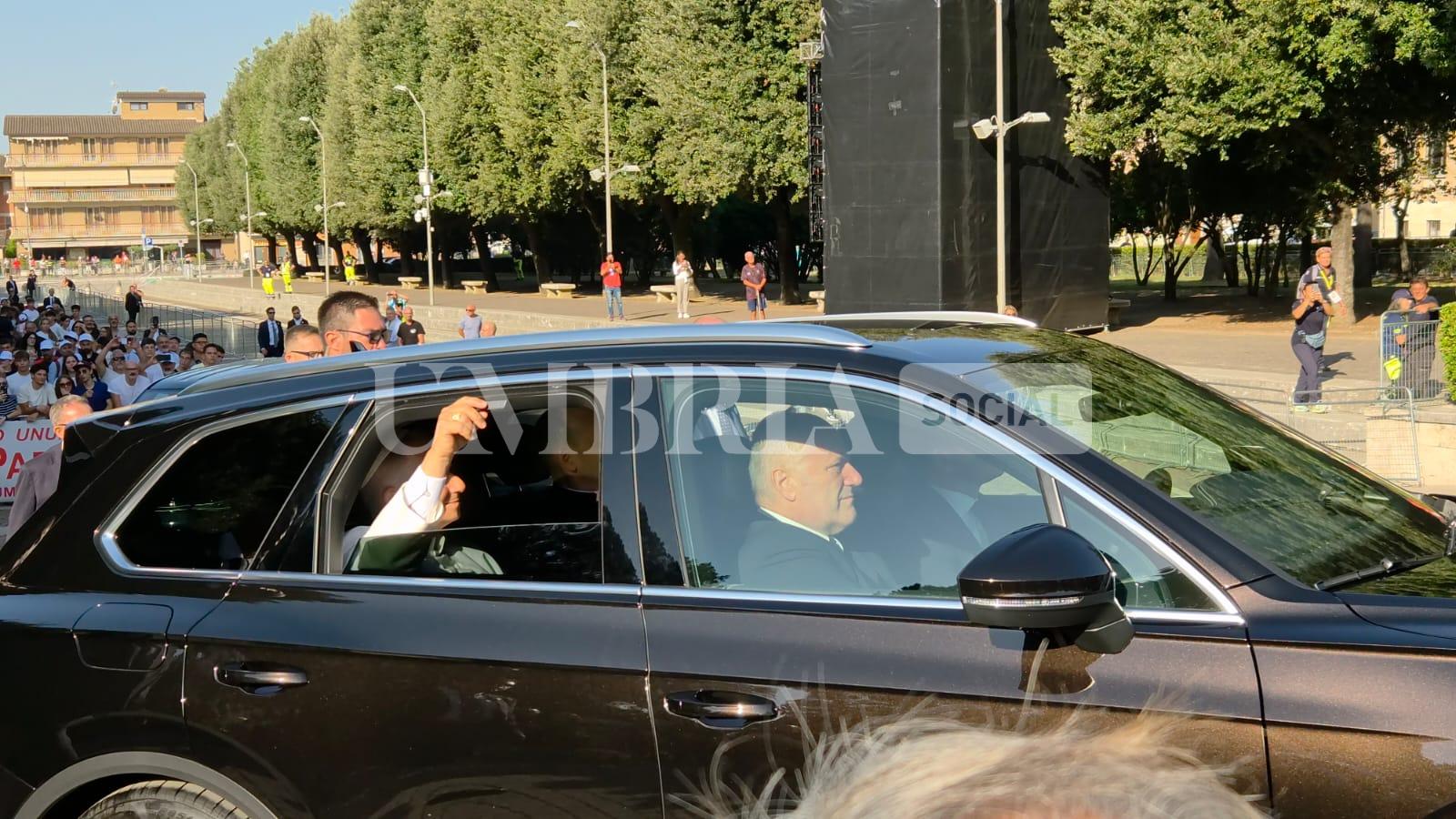 Papa Leone XIV ad Assisi, l'abbraccio di 2.500 giovani alla Porziuncola nel segno della pace (foto+video) 4 Papa Leone XIV ad Assisi, l'abbraccio di 2.500 giovani alla Porziuncola nel segno della pace (foto+video) 3
