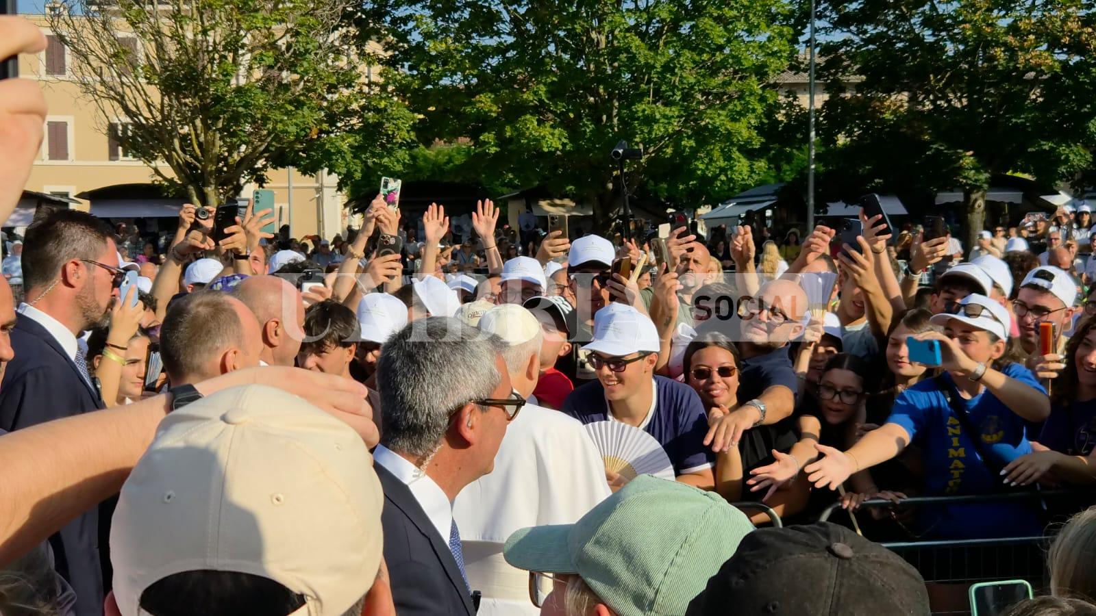 Papa Leone XIV ad Assisi, l'abbraccio di 2.500 giovani alla Porziuncola nel segno della pace (foto+video) 6 Papa Leone XIV ad Assisi, l'abbraccio di 2.500 giovani alla Porziuncola nel segno della pace (foto+video) 5
