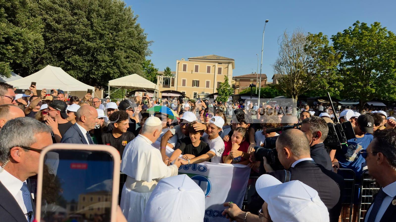 Papa Leone XIV ad Assisi, l'abbraccio di 2.500 giovani alla Porziuncola nel segno della pace (foto+video) 8 Papa Leone XIV ad Assisi, l'abbraccio di 2.500 giovani alla Porziuncola nel segno della pace (foto+video) 7