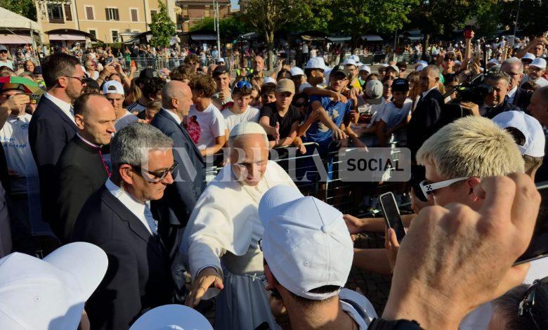 Papa Leone XIV ad Assisi, l'abbraccio di 2.500 giovani alla Porziuncola nel segno della pace (foto+video) 2 Papa Leone XIV ad Assisi, l'abbraccio di 2.500 giovani alla Porziuncola nel segno della pace (foto+video) 1