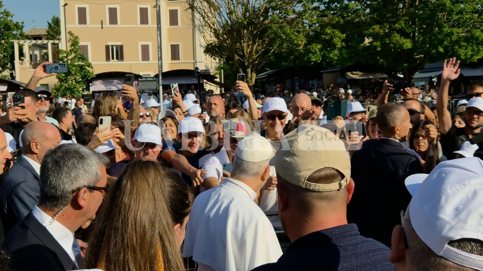Papa Leone XIV ad Assisi, l'abbraccio di 2.500 giovani alla Porziuncola nel segno della pace (foto+video) 12 Papa Leone XIV ad Assisi, l'abbraccio di 2.500 giovani alla Porziuncola nel segno della pace (foto+video) 11