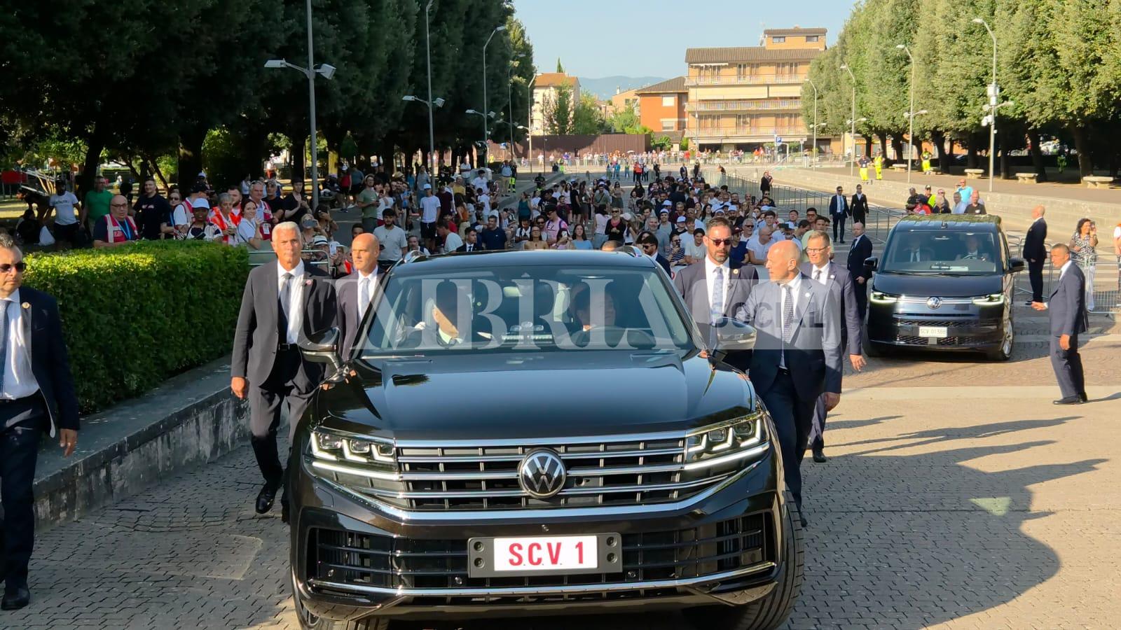 Papa Leone XIV ad Assisi, l'abbraccio di 2.500 giovani alla Porziuncola nel segno della pace (foto+video) 14 Papa Leone XIV ad Assisi, l'abbraccio di 2.500 giovani alla Porziuncola nel segno della pace (foto+video) 13