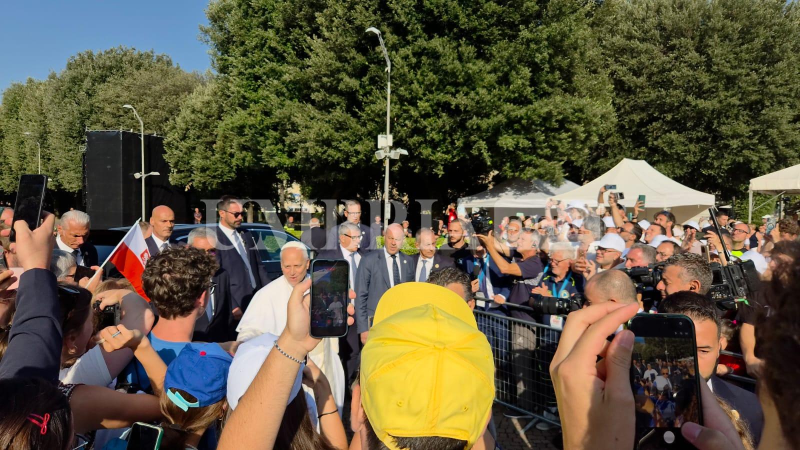 Papa Leone XIV ad Assisi, l'abbraccio di 2.500 giovani alla Porziuncola nel segno della pace (foto+video) 18 Papa Leone XIV ad Assisi, l'abbraccio di 2.500 giovani alla Porziuncola nel segno della pace (foto+video) 17