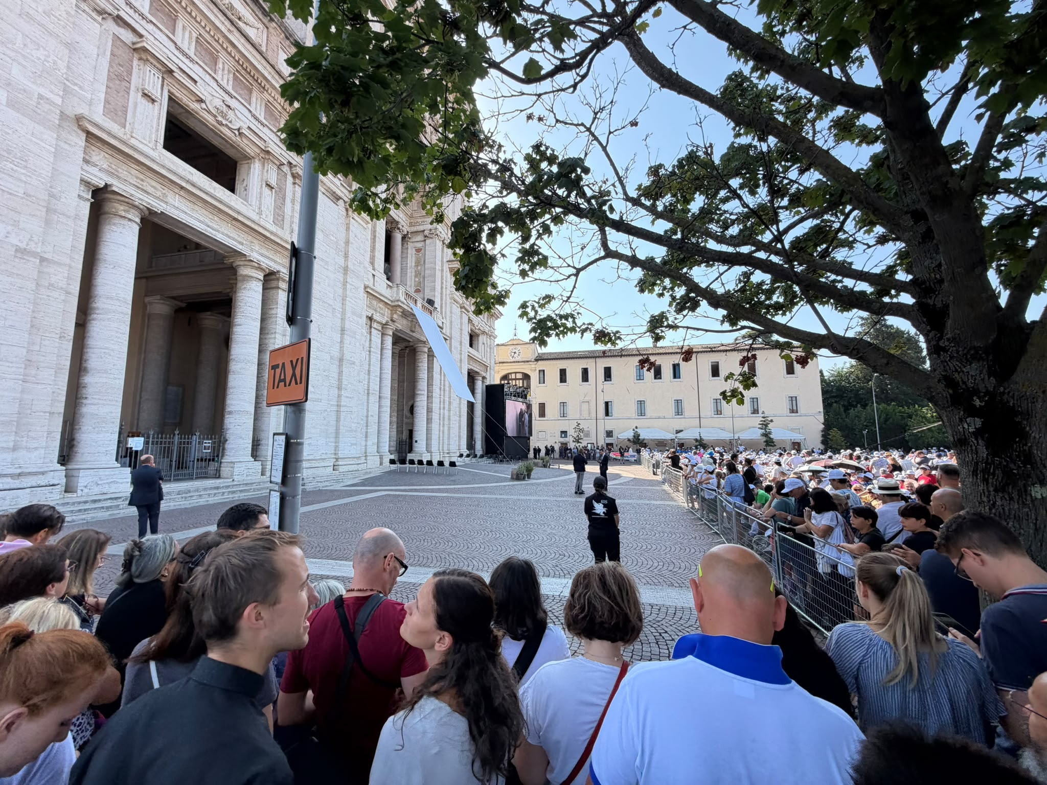 Papa Leone XIV ad Assisi, l'abbraccio di 2.500 giovani alla Porziuncola nel segno della pace (foto+video) 30 Papa Leone XIV ad Assisi, l'abbraccio di 2.500 giovani alla Porziuncola nel segno della pace (foto+video) 29