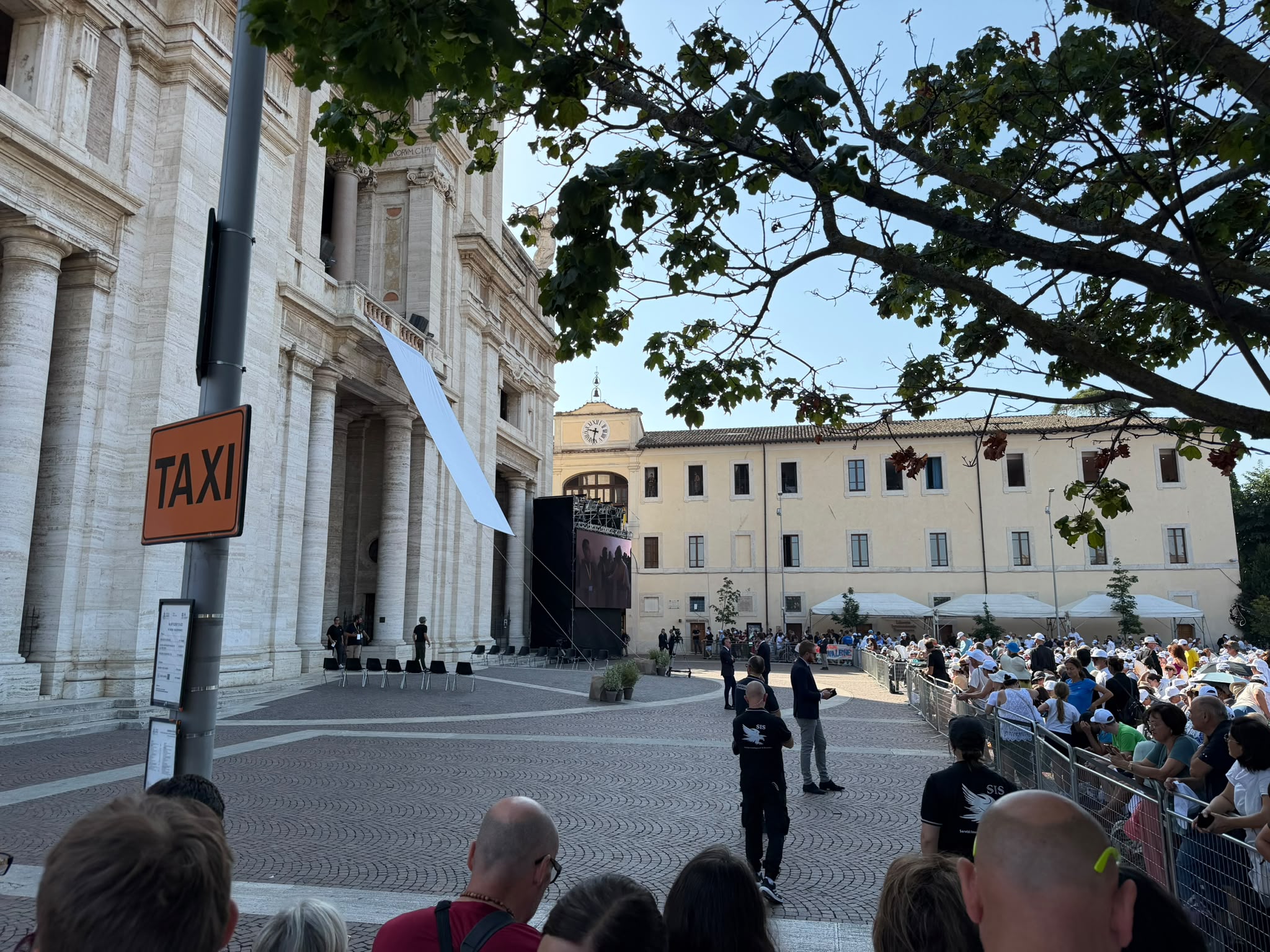 Papa Leone XIV ad Assisi, l'abbraccio di 2.500 giovani alla Porziuncola nel segno della pace (foto+video) 36 Papa Leone XIV ad Assisi, l'abbraccio di 2.500 giovani alla Porziuncola nel segno della pace (foto+video) 35
