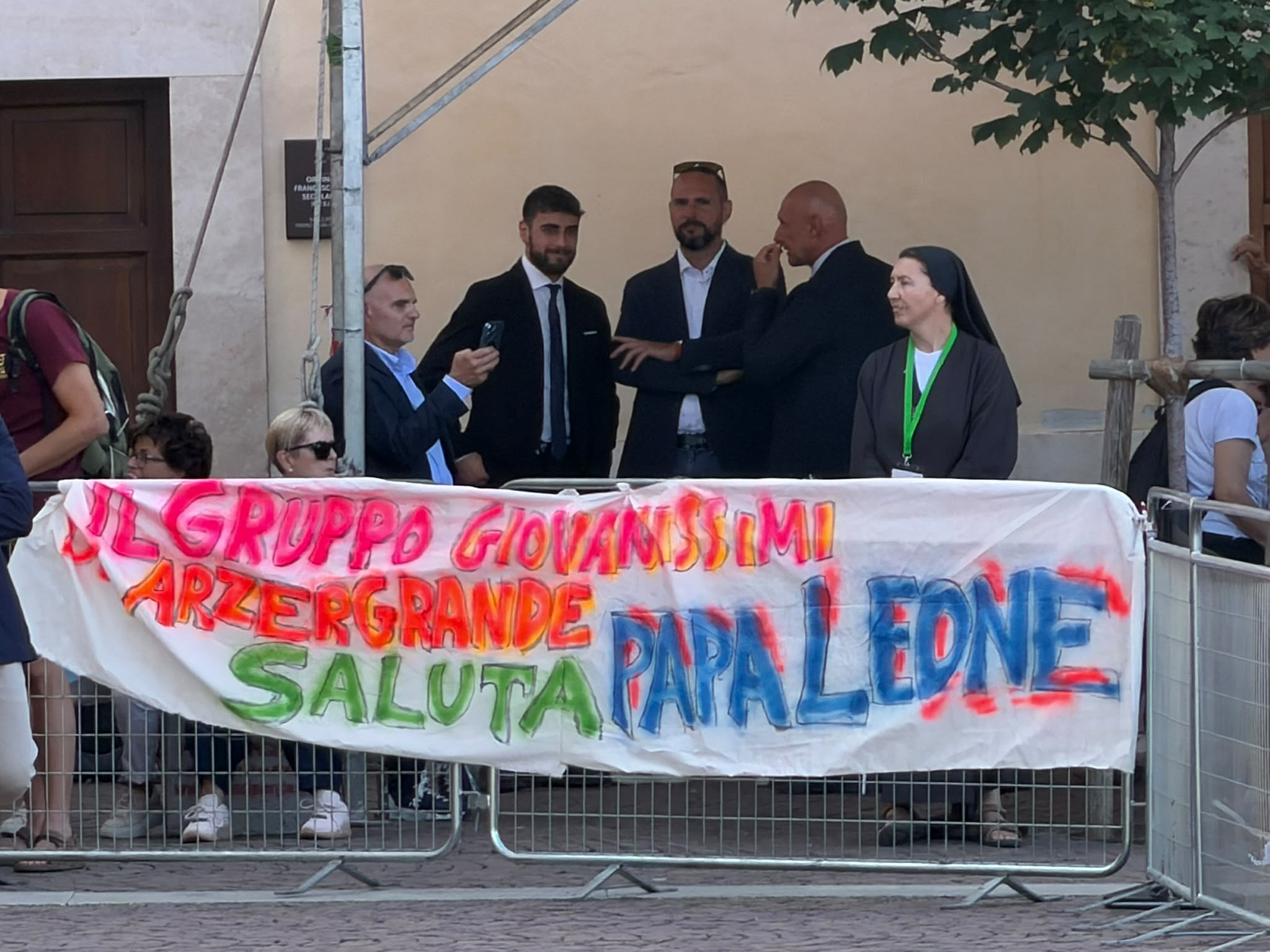 Papa Leone XIV ad Assisi, l'abbraccio di 2.500 giovani alla Porziuncola nel segno della pace (foto+video) 28 Papa Leone XIV ad Assisi, l'abbraccio di 2.500 giovani alla Porziuncola nel segno della pace (foto+video) 27