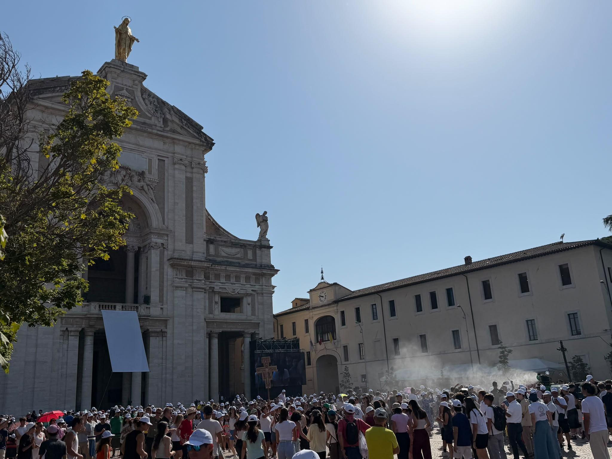 Papa Leone XIV ad Assisi, l'abbraccio di 2.500 giovani alla Porziuncola nel segno della pace (foto+video) 20 Papa Leone XIV ad Assisi, l'abbraccio di 2.500 giovani alla Porziuncola nel segno della pace (foto+video) 19