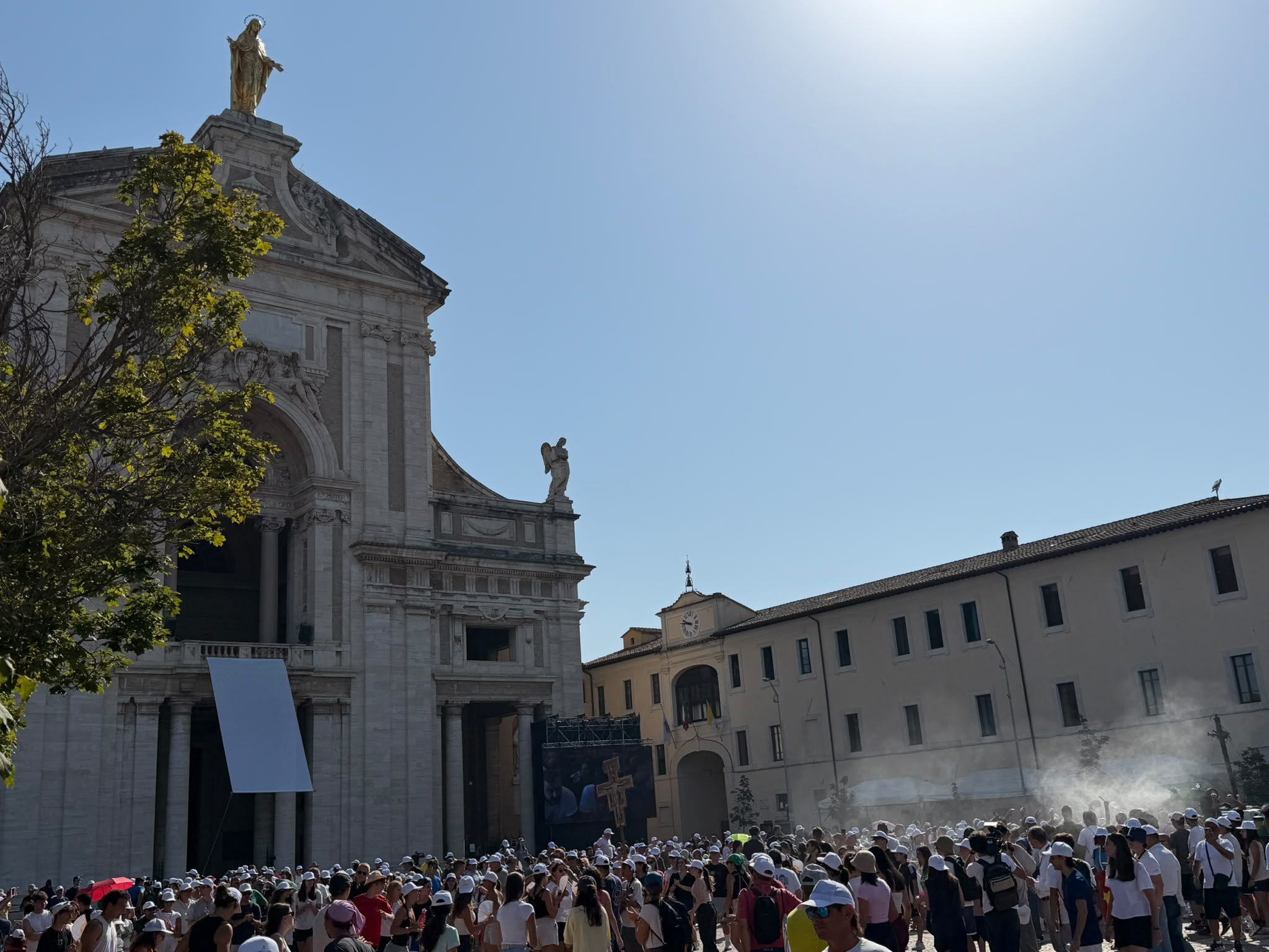 Papa Leone XIV ad Assisi, l'abbraccio di 2.500 giovani alla Porziuncola nel segno della pace (foto+video) 24 Papa Leone XIV ad Assisi, l'abbraccio di 2.500 giovani alla Porziuncola nel segno della pace (foto+video) 23