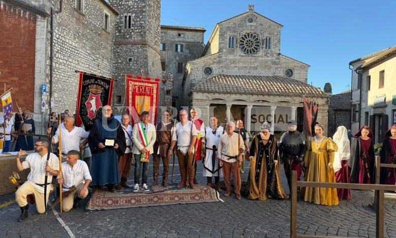 Bevagna si aggiudica il “Dardo di Borghi più belli d’Italia” 2026 (foto) 2 Bevagna si aggiudica il “Dardo di Borghi più belli d’Italia” 2026 (foto) 1