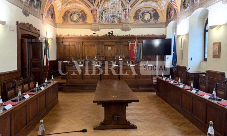 Ad Assisi il Consiglio Comunale si prepara a San Francesco, ma lo spirito francescano sembra lontano 2 Ad Assisi il Consiglio Comunale si prepara a San Francesco, ma lo spirito francescano sembra lontano 1