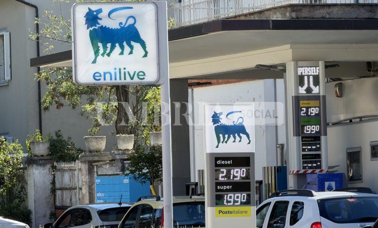 Caro carburanti, il tetto ai prezzi arriva anche in Umbria: code ai distributori Eni 2 Caro carburanti, il tetto ai prezzi arriva anche in Umbria: code ai distributori Eni 1