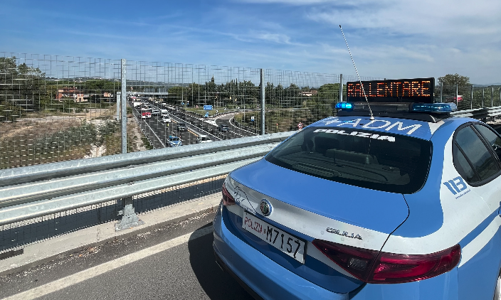 Minaccia un gesto estremo dal cavalcavia sulla E45: salvato dalla Polizia 2 Minaccia un gesto estremo dal cavalcavia sulla E45: salvato dalla Polizia 1
