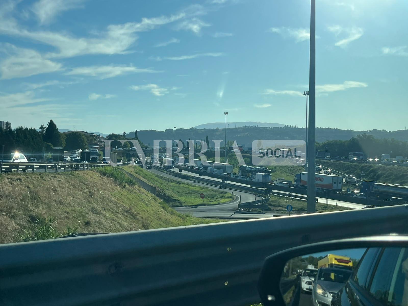 E45, incidente tra Ponte San Giovanni e Collestrada: traffico paralizzato (foto) 3