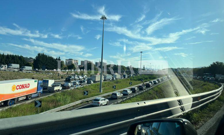 E45, incidente tra Ponte San Giovanni e Collestrada: traffico paralizzato (foto) 2 E45, incidente tra Ponte San Giovanni e Collestrada: traffico paralizzato (foto) 1
