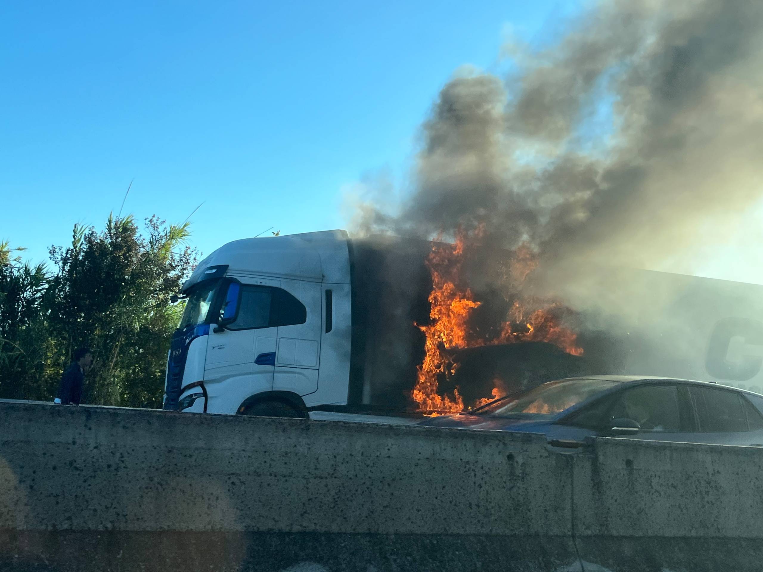 Tir in fiamme sulla SS 75 a Ospedalicchio di Bastia Umbra: traffico in tilt (foto) 6 Tir in fiamme sulla SS 75 a Ospedalicchio di Bastia Umbra: traffico in tilt (foto) 5