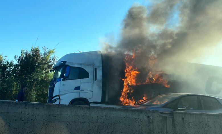 Tir in fiamme sulla SS 75 a Ospedalicchio di Bastia Umbra: traffico in tilt (foto) 2 Tir in fiamme sulla SS 75 a Ospedalicchio di Bastia Umbra: traffico in tilt (foto) 1