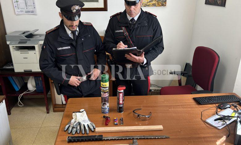 Passignano, 49enne danneggia cabina della fibra ottica e minaccia i carabinieri col machete: arrestato 2 Passignano, 49enne danneggia cabina della fibra ottica e minaccia i carabinieri col machete: arrestato 1