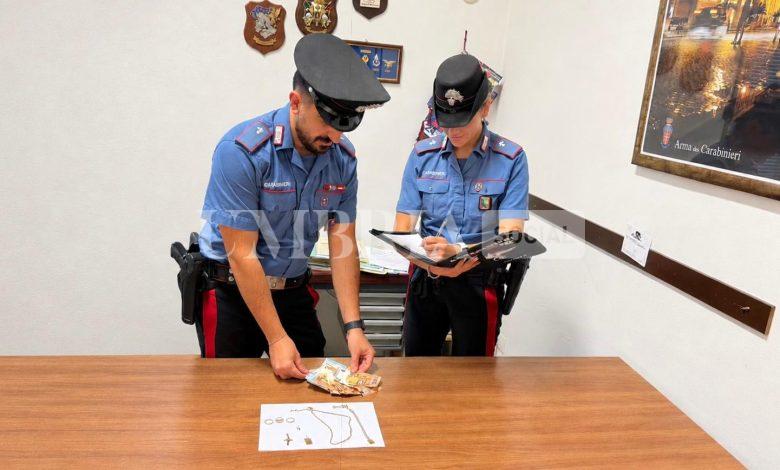 Truffano un anziano e poi tentano una seconda 'stangata': arrestate due trentenni, recuperati soldi e gioielli 2 Truffano un anziano e poi tentano una seconda 'stangata': arrestate due trentenni, recuperati soldi e gioielli 1
