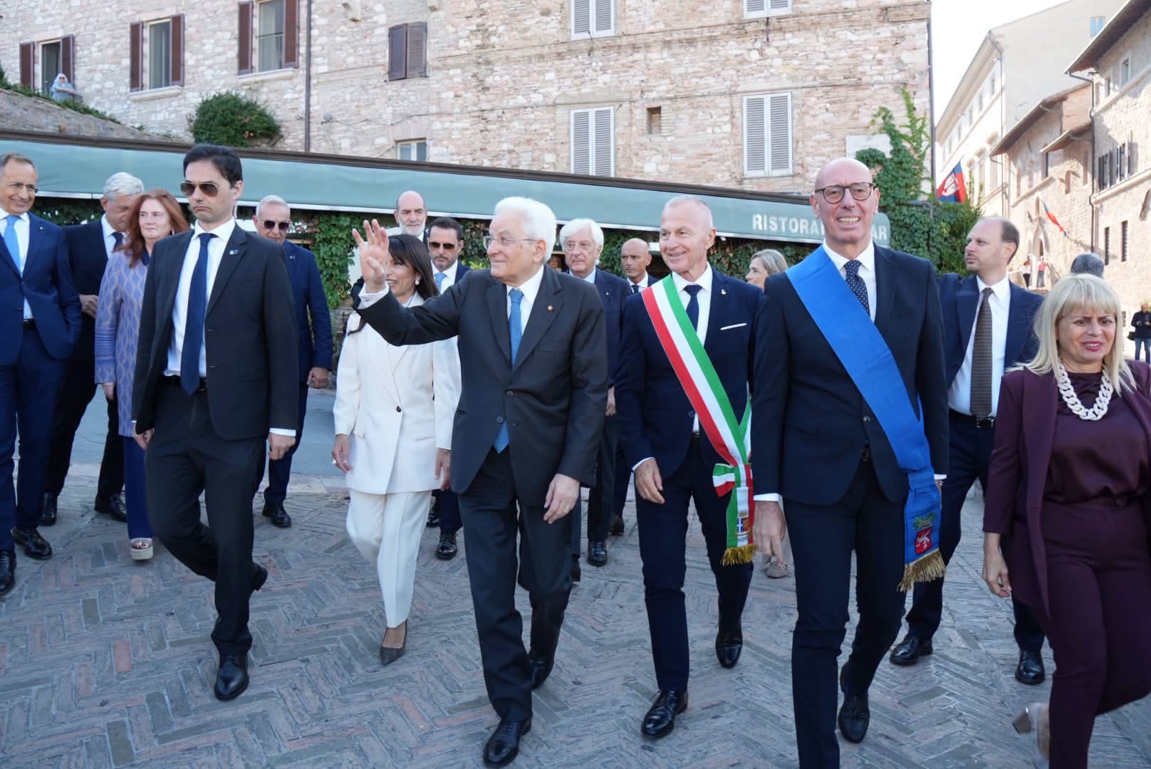 Assisi, la Lampada di San Francesco accesa a nome di tutti i Comuni d’Italia (foto) 4 Assisi, la Lampada di San Francesco accesa a nome di tutti i Comuni d’Italia (foto) 3
