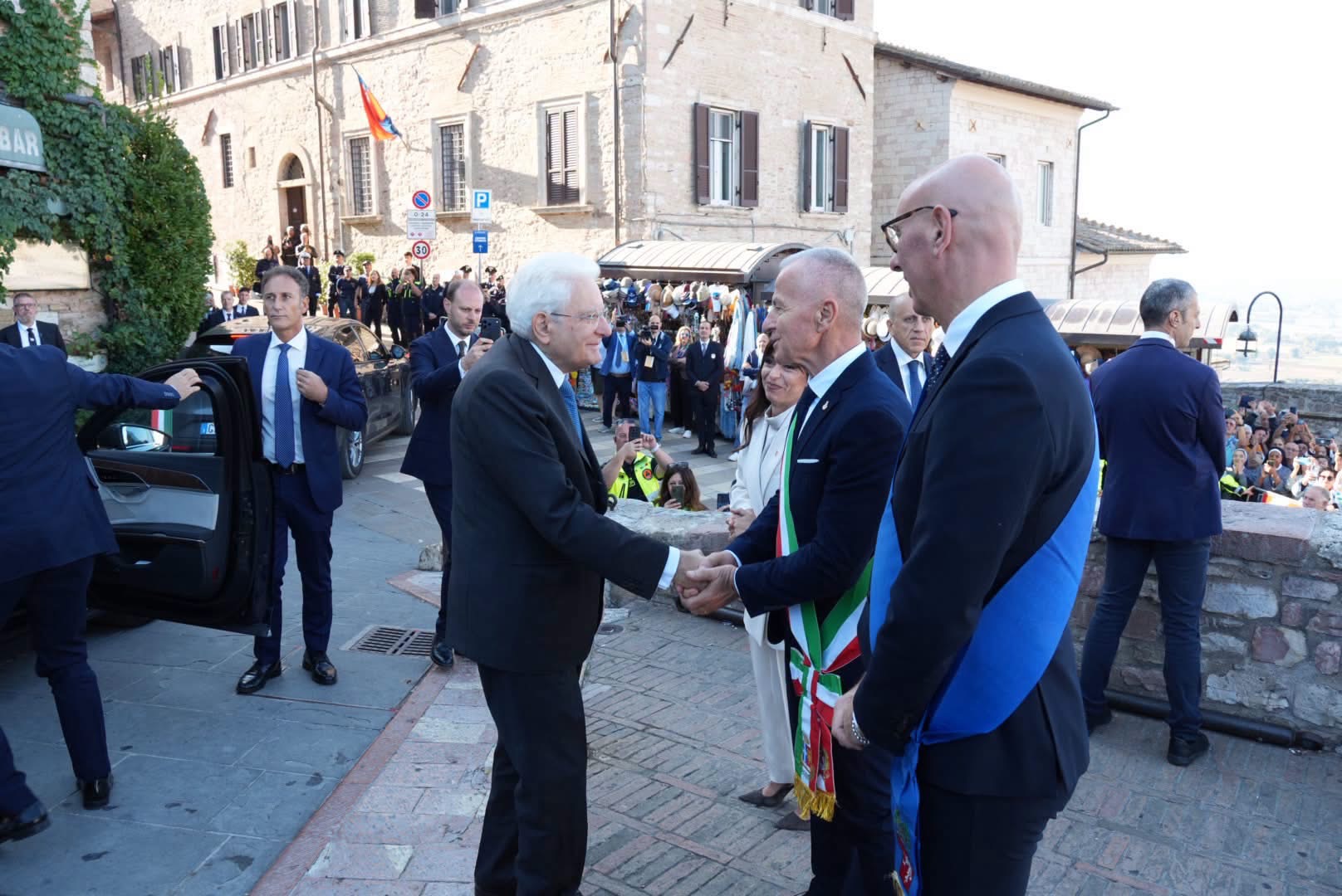 Assisi, la Lampada di San Francesco accesa a nome di tutti i Comuni d’Italia (foto) 6 Assisi, la Lampada di San Francesco accesa a nome di tutti i Comuni d’Italia (foto) 5