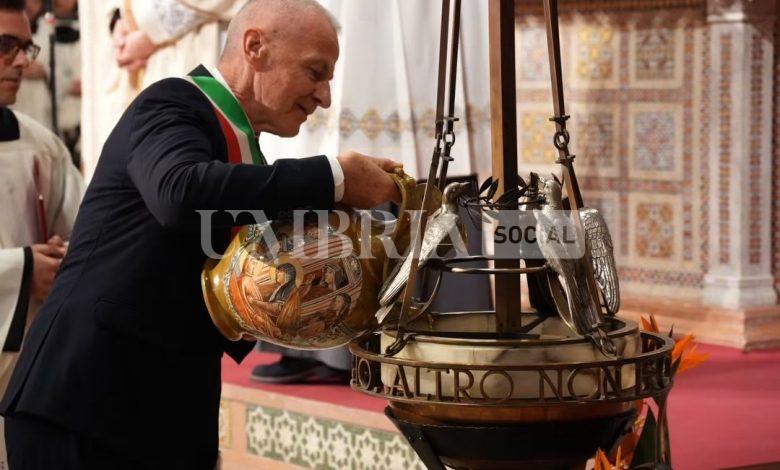 Assisi, la Lampada di San Francesco accesa a nome di tutti i Comuni d’Italia (foto) 2 Assisi, la Lampada di San Francesco accesa a nome di tutti i Comuni d’Italia (foto) 1