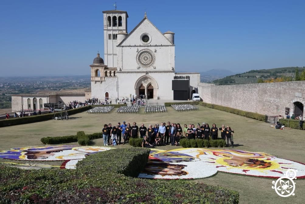Successo ad Assisi per l’infiorata dedicata a San Francesco: un messaggio di pace nel cuore della Basilica 3