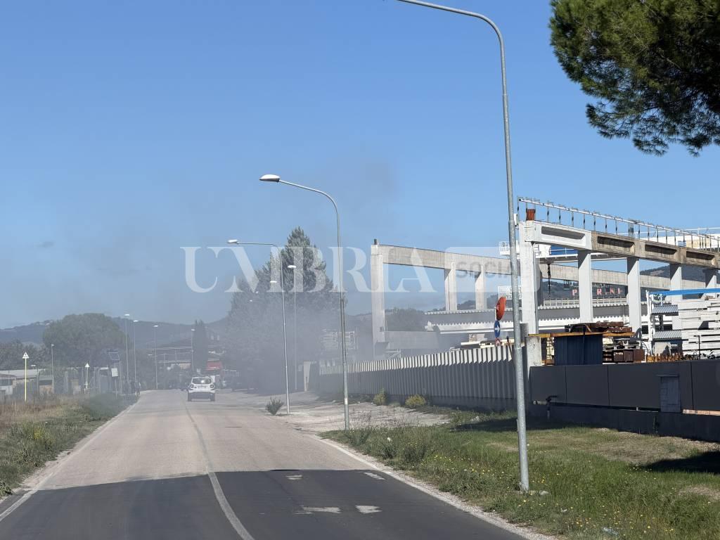 Bastia Umbra, incendio in un'azienda a pochi passi da Umbriafiere: alta colonna di fumo visibile fino ad Assisi 25