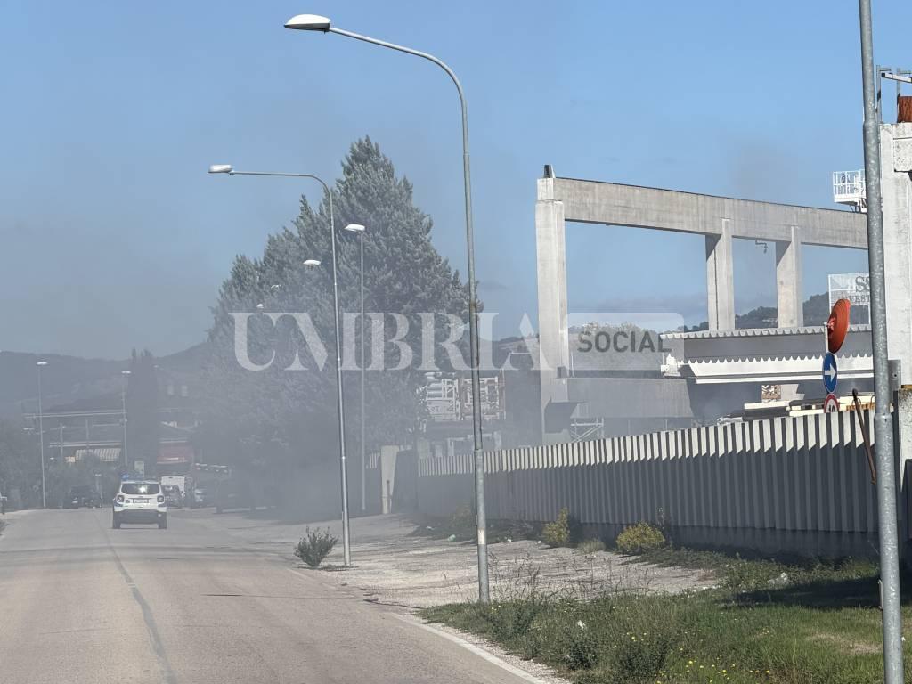 Bastia Umbra, incendio in un'azienda a pochi passi da Umbriafiere: alta colonna di fumo visibile fino ad Assisi 27