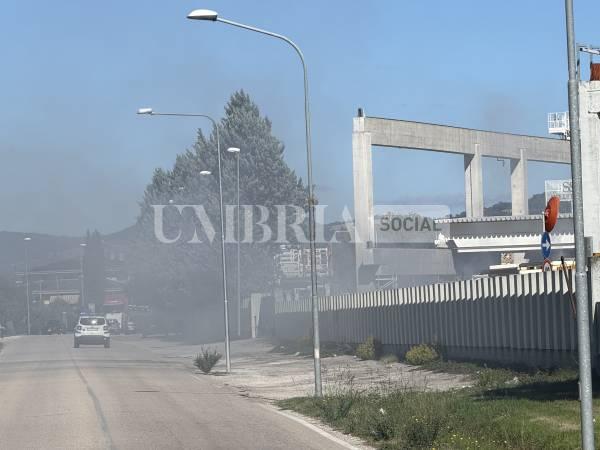 Bastia Umbra, incendio in un'azienda a pochi passi da Umbriafiere: alta colonna di fumo visibile fino ad Assisi 56 Bastia Umbra, incendio in un'azienda a pochi passi da Umbriafiere: alta colonna di fumo visibile fino ad Assisi 55