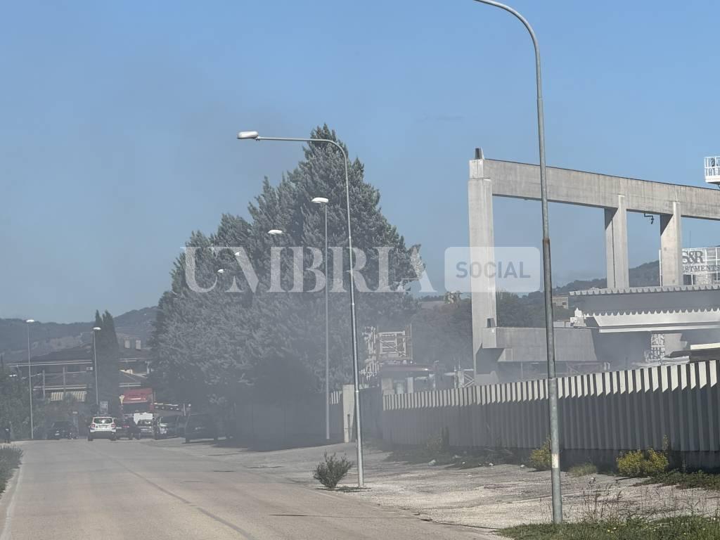 Bastia Umbra, incendio in un'azienda a pochi passi da Umbriafiere: alta colonna di fumo visibile fino ad Assisi 29