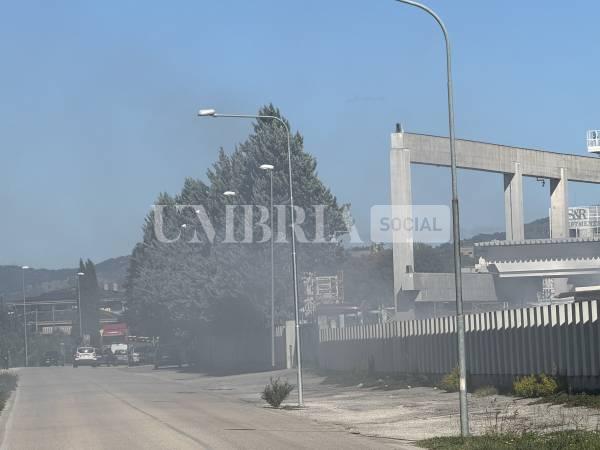 Bastia Umbra, incendio in un'azienda a pochi passi da Umbriafiere: alta colonna di fumo visibile fino ad Assisi 58 Bastia Umbra, incendio in un'azienda a pochi passi da Umbriafiere: alta colonna di fumo visibile fino ad Assisi 57