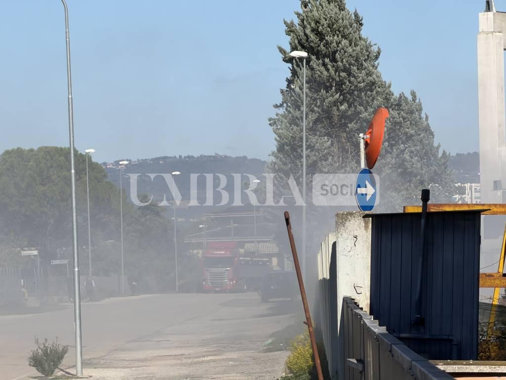 Bastia Umbra, incendio in un'azienda a pochi passi da Umbriafiere: alta colonna di fumo visibile fino ad Assisi 23