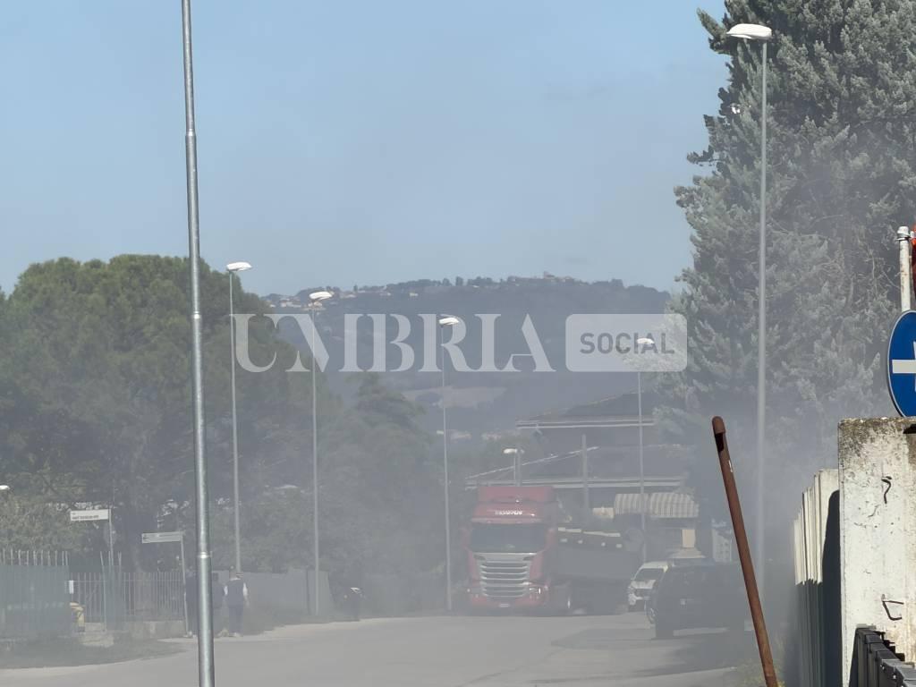 Bastia Umbra, incendio in un'azienda a pochi passi da Umbriafiere: alta colonna di fumo visibile fino ad Assisi 22 Bastia Umbra, incendio in un'azienda a pochi passi da Umbriafiere: alta colonna di fumo visibile fino ad Assisi 21