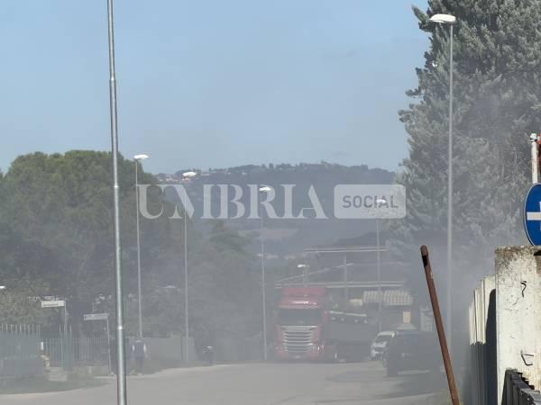 Bastia Umbra, incendio in un'azienda a pochi passi da Umbriafiere: alta colonna di fumo visibile fino ad Assisi 49