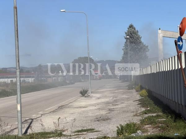 Bastia Umbra, incendio in un'azienda a pochi passi da Umbriafiere: alta colonna di fumo visibile fino ad Assisi 48 Bastia Umbra, incendio in un'azienda a pochi passi da Umbriafiere: alta colonna di fumo visibile fino ad Assisi 47
