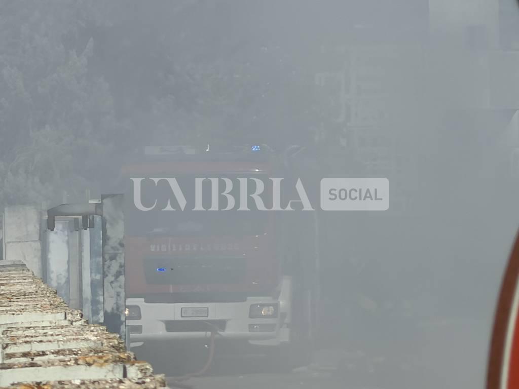Bastia Umbra, incendio in un'azienda a pochi passi da Umbriafiere: alta colonna di fumo visibile fino ad Assisi 5