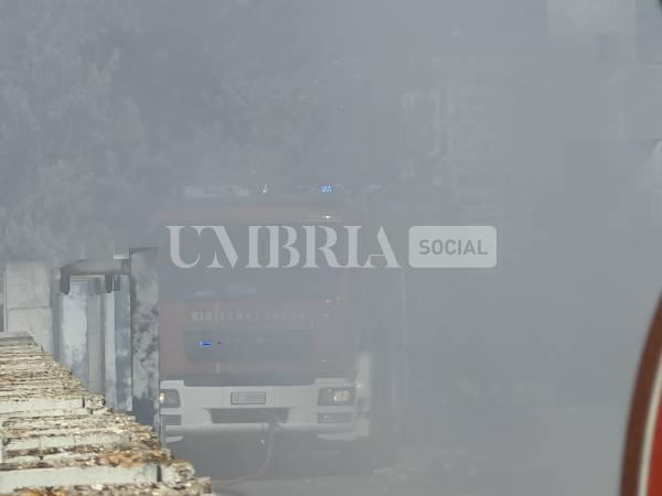Bastia Umbra, incendio in un'azienda a pochi passi da Umbriafiere: alta colonna di fumo visibile fino ad Assisi 33