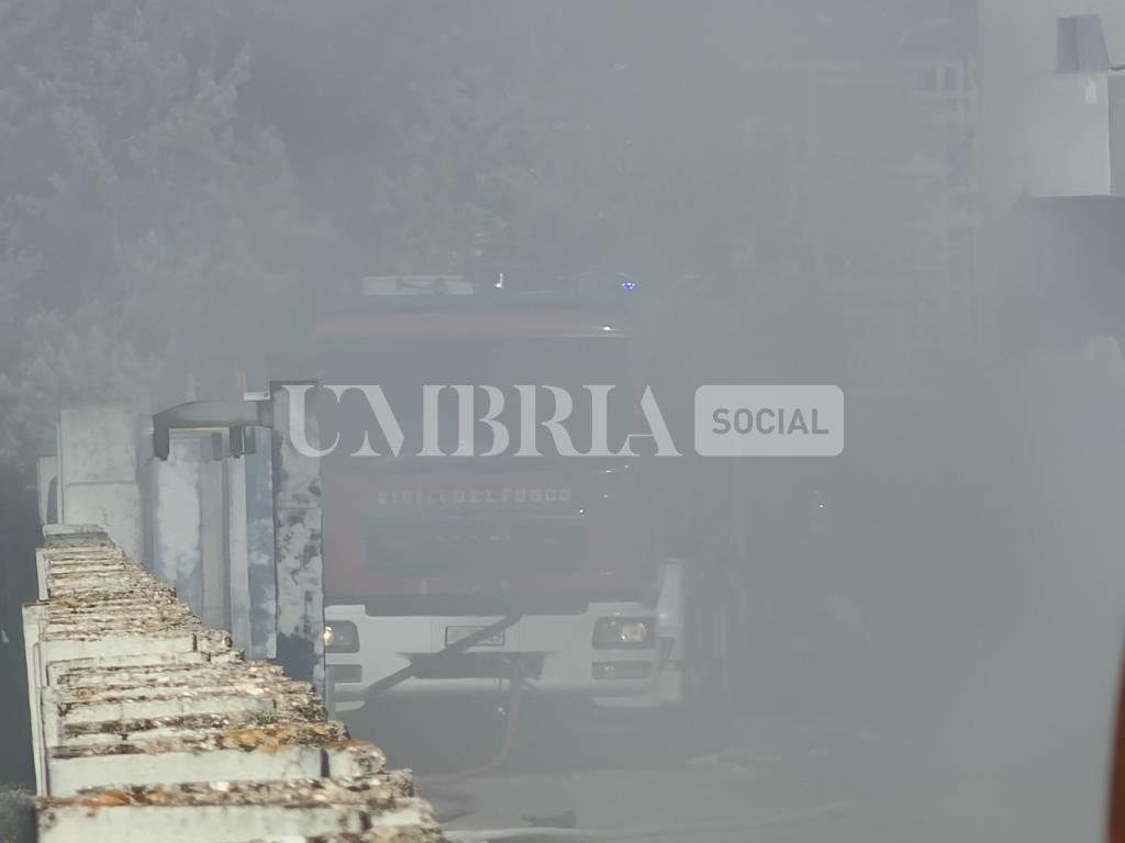 Bastia Umbra, incendio in un'azienda a pochi passi da Umbriafiere: alta colonna di fumo visibile fino ad Assisi 7